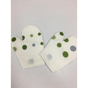 B.E.S. Petrovice Kuchyňská chňapka 22 Bílý vzor se zelenými a šedými puntíky s magnetem